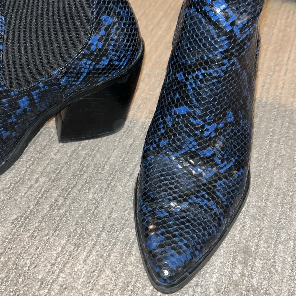 Snake embossed Steven ankle boots 7.5